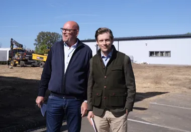 <p>Jinnestål Etiketts styrelseordförande Peter Klingberg tillsammans med Gustav Klingberg, vd. </p>
