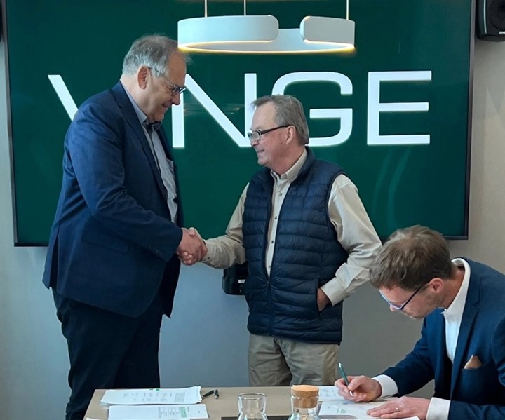 <p>Peter Jensen, DTE, med Karl Hedin, majoritetsägare i AB Karl Hedin Emballage i samband med affären.</p>

