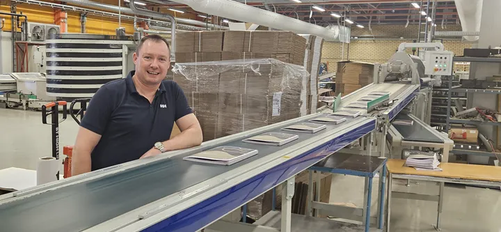 <p>Mattias Carlsson som driver Aros Bokbinderi slår sig samman med Åtta45.</p>
