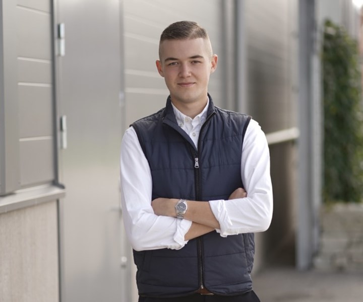 <p>Calle ser det som en kul möjlighet att starta eget.</p>
