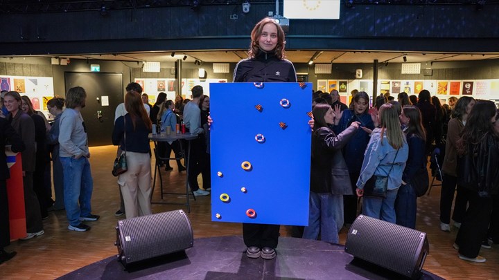 <p>Ebba Brännholm med vinnarverket döpt till ”Mare nostrum – vårt hav”, vilket är det romerska namnet för Medelhavet.</p>
