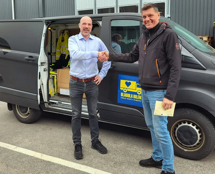 <p>Filip Issal, styrelseordförande Tryckcentrum i Blekinge, och Mikael Nelson från organisationen Blågula Bilen.</p>
