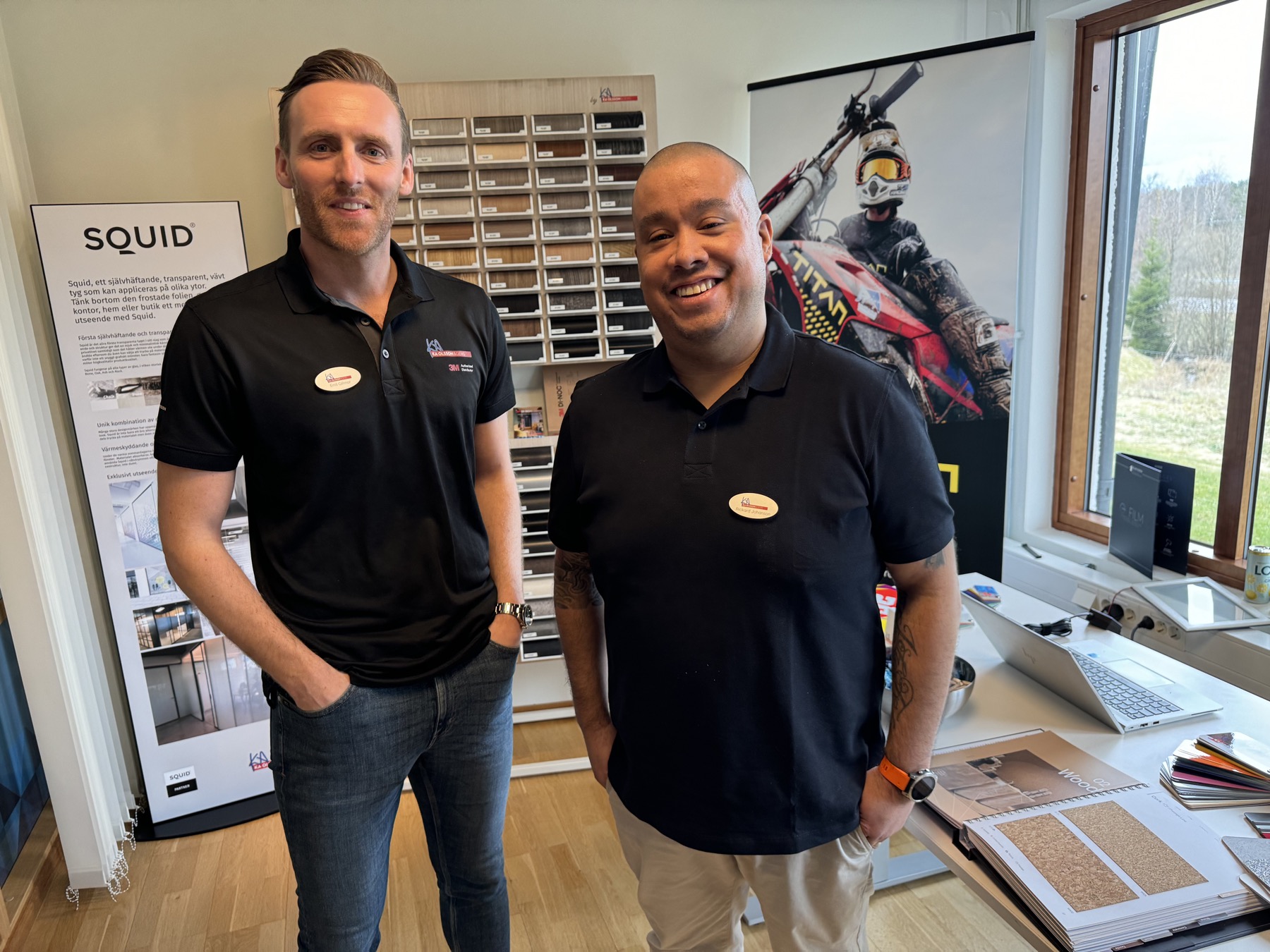 Emil Gillmor och Rickard Johanson hos KA Olsson & Gems hade många materialnyheter att visa upp på minimässan. I ett urval visades folier från Orafol och nytillkomna färgvarianter (satin och högblankt) i wrappingserien 2080 från 3M. Andra produkter var Titan-vinyler anpassade för extrema motorsporter och motocross samt fönsterfilmer från Solar Screen och självhäftande textil från Squid.<br />