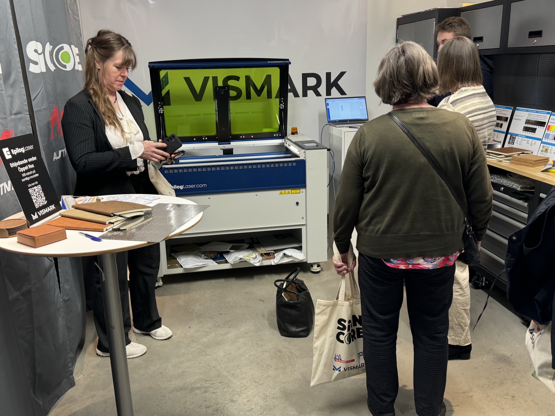 Återförsäljaren Vismark som startade upp i fjol tog emot besökarna med sitt sortiment av bland annat lasergravyrmaskiner från Epilog Laser och material från Rowmark Plastics.<br />