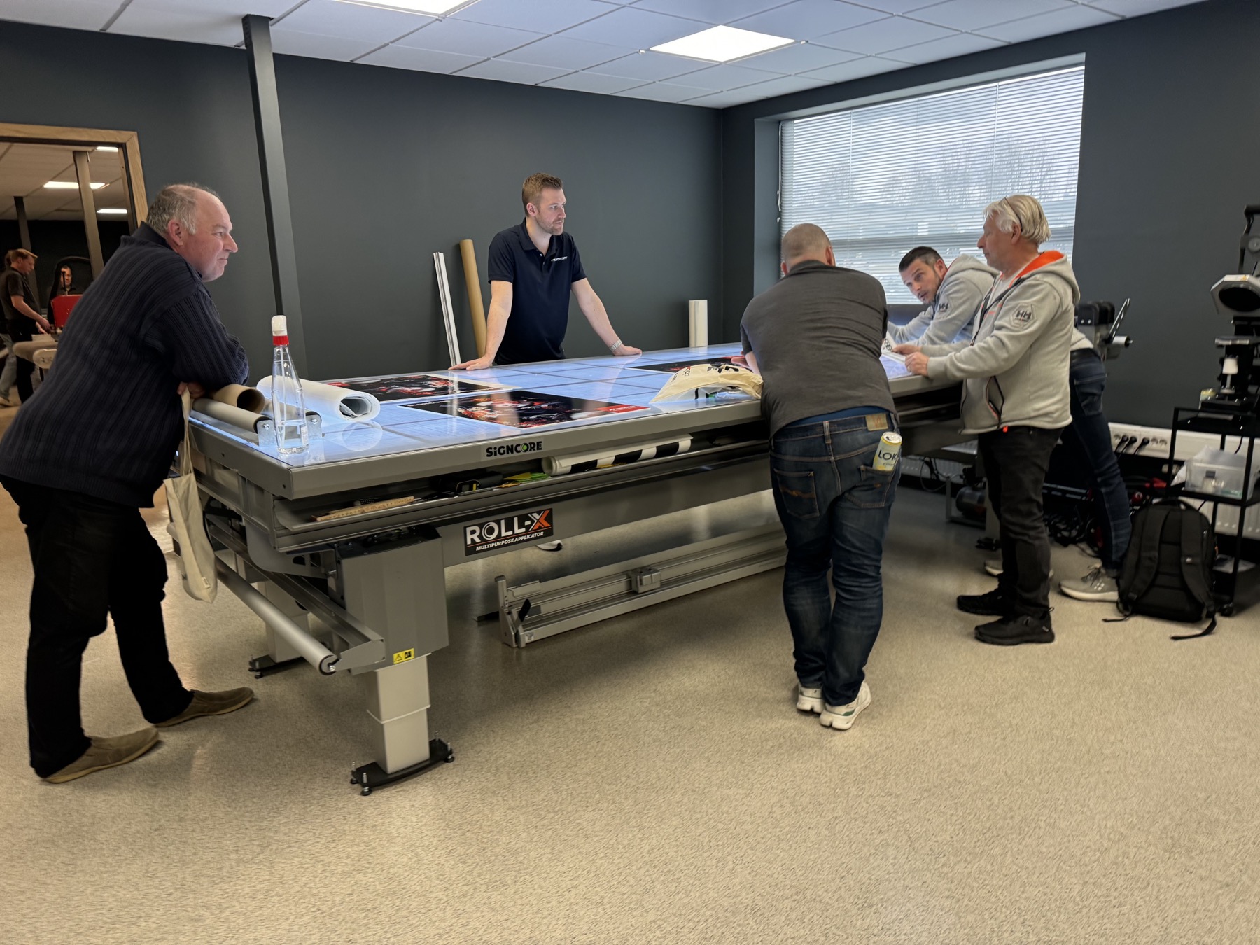 David Ogenvall från Rollsroller i samtal med besökare runt monteringsbordet Roll-X.<br />