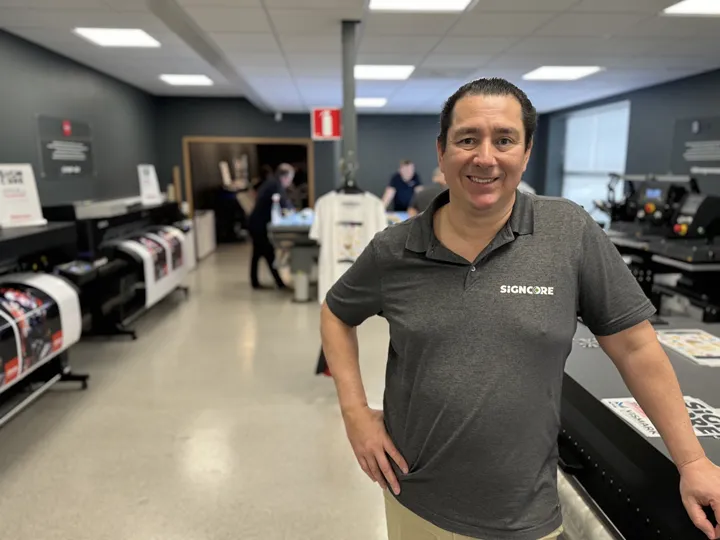 <p>Robert Nyblom, vd på maskinåterförsäljaren Signcore under företagets öppna hus den 8 april.</p>
