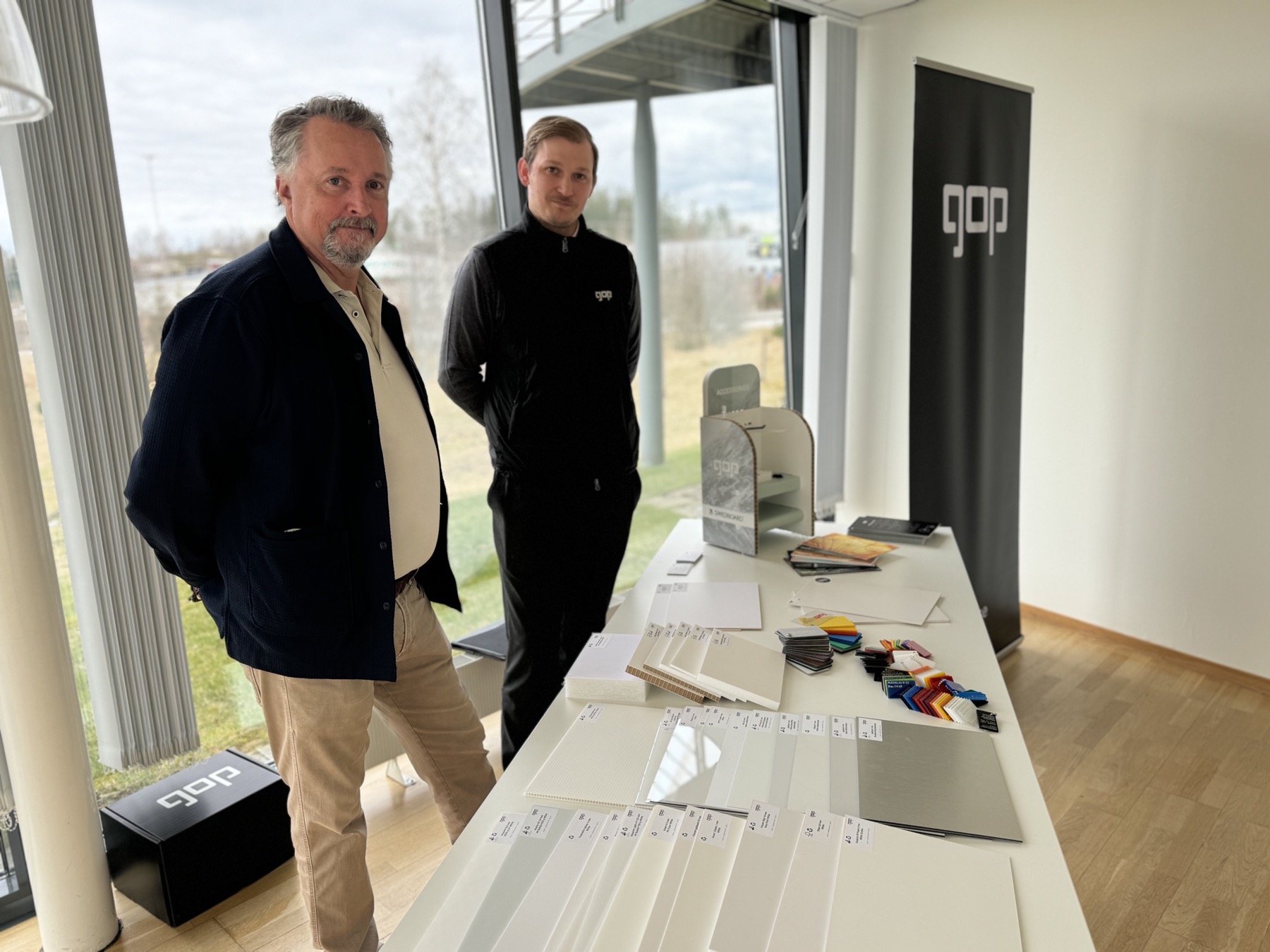 Lars Johansson och Niclas Fahlén hos materialleverantören Gop visade exempel på flera boards i skummad pvc från Forex och även pappersbaserade materialskivor från Swedboard. Man framhöll också sitt återvinningskoncept och returhanteringssystem Go Circular Return där kunder erbjuds returnera förbrukat material och eventuellt spill från produktionen, via företagets returhanteringssystem. För närvarande har företaget 80 återvinningsboxar uppställda ute i kundernas produktionsmiljöer.<br />