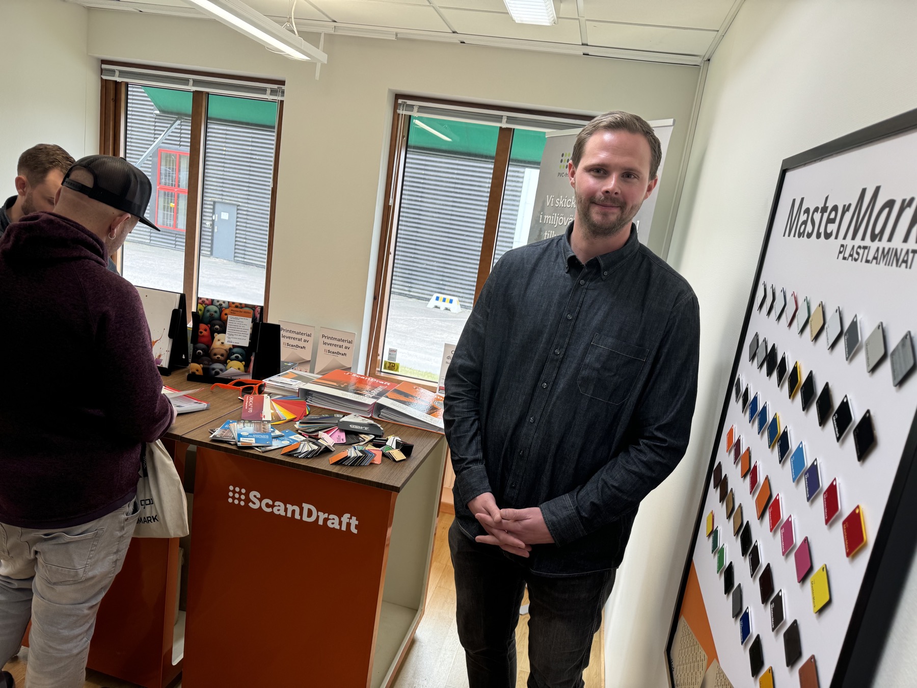 Scandraft tillsammans med ägaren Igepa har tagit fram en ny plastlaminatserie (graveringsplast) för lasergravyr, men även traditionell gravyr. Fördelen är att det blir mindre bearbetning efter gravyren, berättar Kent Fredriksson, säljare på Scandraft om Mastermark-serien.<br />– Det här tror vi mycket på. När du kör laserplasten i maskinen så blir det inte så klibbiga kanter. Det är mindre mjukgörande i plasten som gör att det inte tar lika mycket tid att rengöra den efter att du kört den i lasermaskinen, säter han och konstaterar att mottagandet för Metamark har varit bra.<br />