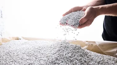 <p>Granulat från återvunnen plast (PCR).</p>
