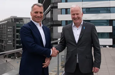 <p>Deal done! Elopaks vd Thomas Körmendi och Blue Ocean Closures vd Lars Sandberg.</p>
