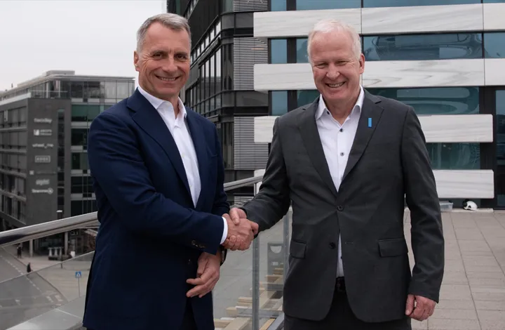 <p>Deal done! Elopaks vd Thomas Körmendi och Blue Ocean Closures vd Lars Sandberg.</p>
