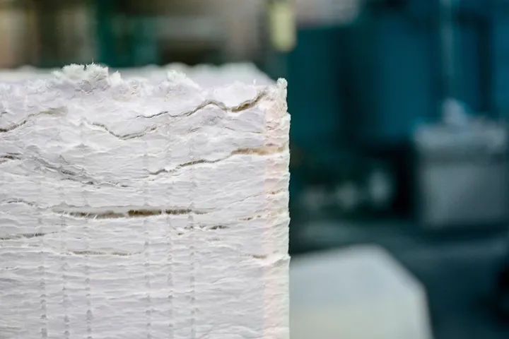 <p>Blekt pressad massa från Rottneros.</p>
