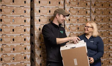 <p>Viherkastes Markku Hämäläinen och Kiiltos R&amp;D Manager Maija Kulla-Pelonen.</p>
