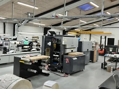 <p>En ny HP-press tar plats i etikettproduktionen.</p>
