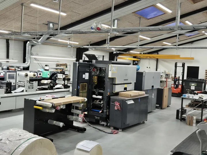 <p>En ny HP-press tar plats i etikettproduktionen.</p>
