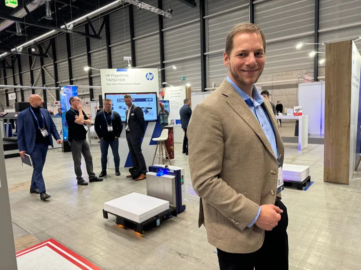 <p>HP:s Diego Diaz framför den lilla mobila pallyftaren som kan bära 650 kilo och fylla på och köra iväg papper i HP Indigo-pressar.</p>
