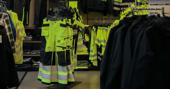 <p>Erbjuder arbetskläder med mera.</p>
