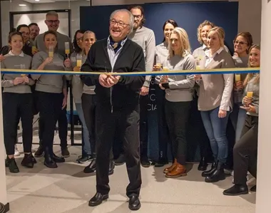 <p>Lasse Lauritzen koncernchef på IDÈ House of Brands klipper bandet till bolagets nya lokaler i Malmö.</p>
