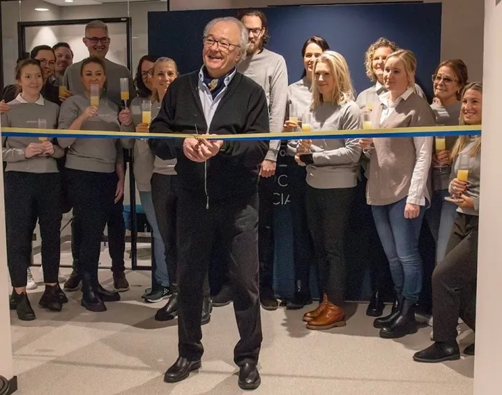 <p>Lasse Lauritzen koncernchef på IDÈ House of Brands klipper bandet till bolagets nya lokaler i Malmö.</p>
