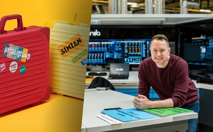 <p>Wouter Haan som grundat Simian framför Landapressen som han var en av de första att ta i drift.</p>
