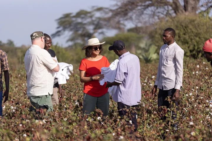 <p>Det förvärvade bolagets vd Prama Bhardwaj besöker bomullsodlingar i Tanzania.</p>
