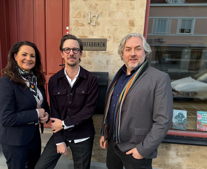 <p>Storytels vd Bodil Eriksson Torp tillsammans med Bokfabrikens vd Lasse-Brahme och förlagschef Erik Johansson.</p>
