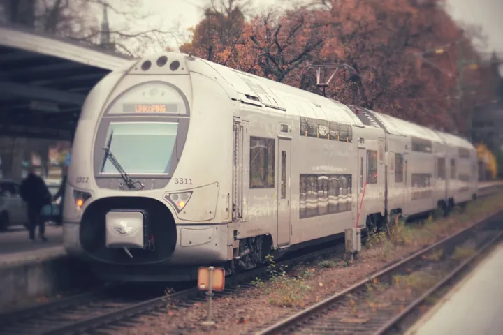 <p>Ny järnväg byggs – påverkar industriområde.</p>
