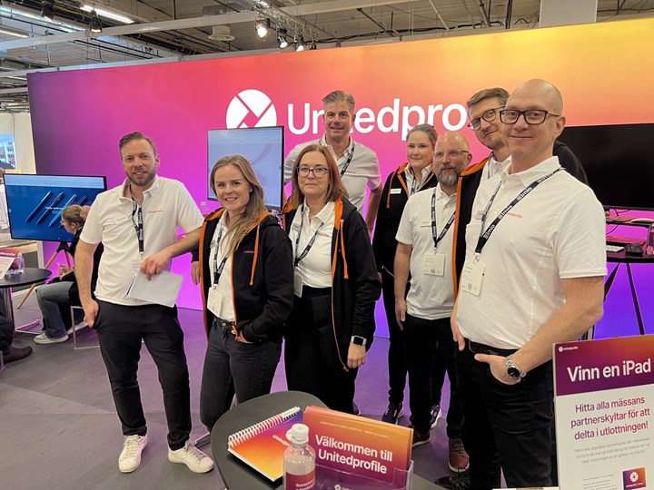 <p>Samuel Landin (försäljningschef), Kajsa Norrby (webbansvarig), Therese Nordin (supportmedarbetare), Mange Lindblad (försäljning), Evelina Giers (webbutvecklare), Stefan Bruset (systemchef), Emil Naula (kommunikationschef), Johan Goot (vd)</p>
