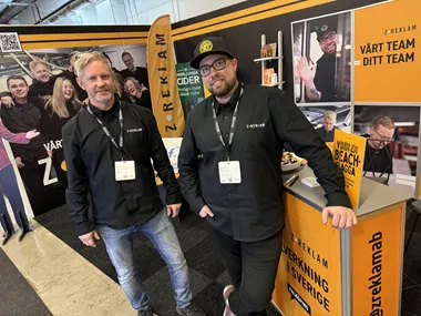 <p>Z-Reklams Johan Zachrisson och Fredrik Wallin i utställningsmontern på Nordic Profile Fair.</p>
