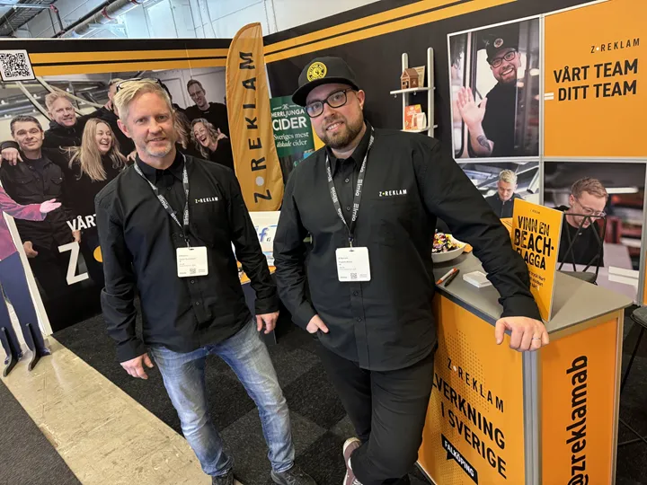 <p>Z-Reklams Johan Zachrisson och Fredrik Wallin i utställningsmontern på Nordic Profile Fair.</p>
