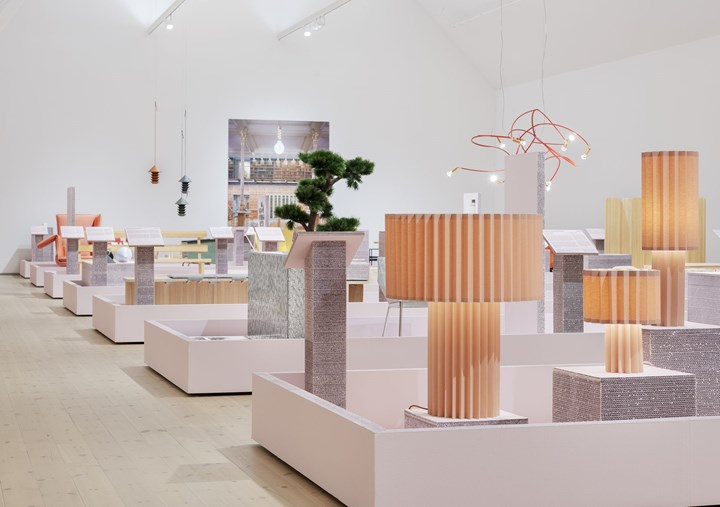 <p>Utställningen som visar upp designföremålen är byggd i wellpapp.</p>
