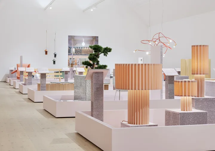 <p>Utställningen som visar upp designföremålen är byggd i wellpapp.</p>
