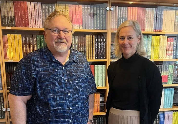 <p>Alf Linder lämnar över till  Anna Englund som ny platschef på Scandbook i Falun.</p>
