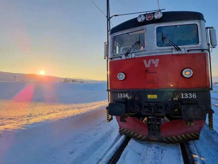 <p>Framåt ska tåg och byggnader folieras och skyltas upp.</p>
