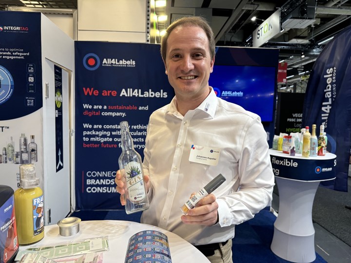 <p>Johannes Kapeller, vd på All4Labels Danmark visar upp lösningar som syftar till att motverka produktförfalskningar genom att kombinera säkerhet och användarvänlighet med NFC-teknik och holografiska etiketter.</p>
