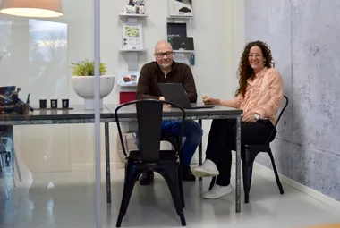 <p>Ägarna Niklas Leihagen och Annelie Rineflo tar Sandstens in i framtiden.</p>
