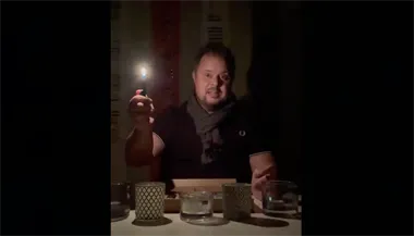 <p>Pelle Ekblad på Ingli visar upp den nya tändaren EZ Reach.</p>
