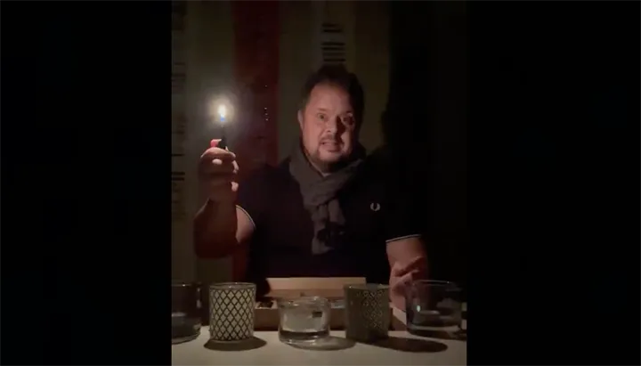 <p>Pelle Ekblad på Ingli visar upp den nya tändaren EZ Reach.</p>
