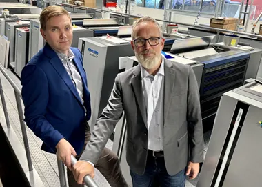 <p>Per Oscar Nilsson och Erik Blix på Nordic Carton Förpackningsföretaget kan trycka förpackningar som aldrig förr med sin nya offsetinvestering. </p>
