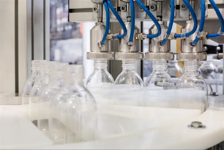 <p>Plastflaska av trä.</p>
