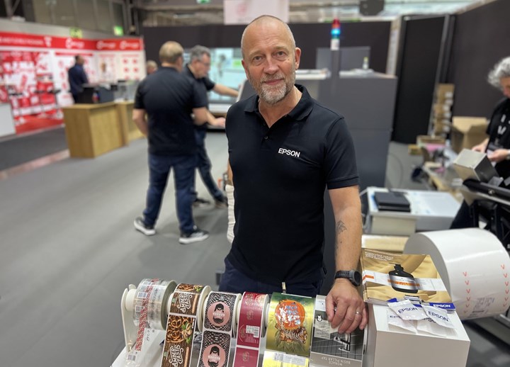 <p>Richard Garp på Epson hade fullt med besökare i montern på Scanpack.</p>
