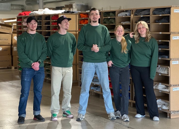 <p>Teamet på Tidy Merch: Axel Barnard, Erik Barnard, Charlie Saunders, Ronja Fredriksson och Alicia Stecksén.</p>
