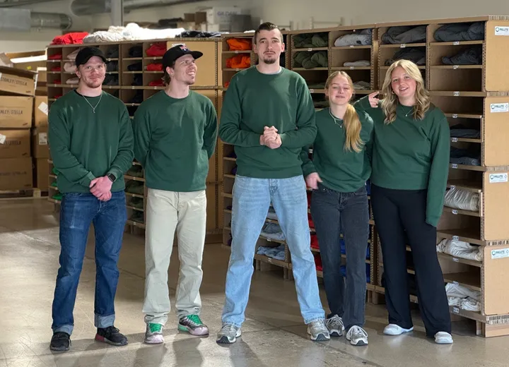 <p>Teamet på Tidy Merch: Axel Barnard, Erik Barnard, Charlie Saunders, Ronja Fredriksson och Alicia Stecksén.</p>
