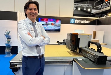 <p>Nicklas Vilain Jensen framför skärbordet Ultimate från partnern Kongsberg PCS.</p>
