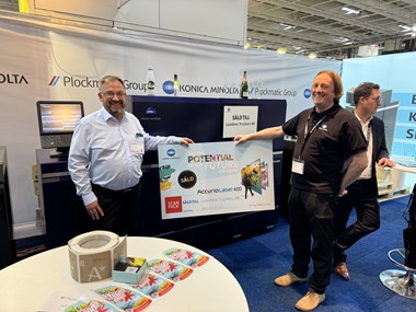 <p>Konica Minoltas Niklas Svensson och Erik Olsson firade försäljningen av Accurio Label 400 till Lundéns tryckeri</p>
