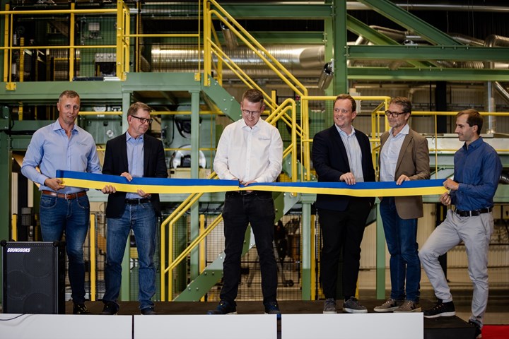 <p>Bandet klipptes vid invigningen av den nya lamineringslinjen.</p>
