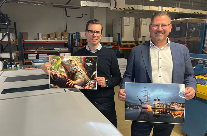 <p>Magnus Jönsson är avdelningschef digitaltryck på Elanders i Vällingby. Här berättar han och vd Daniel Steneby om flera nya investeringar – bland annat en ny lackenhet från Plockmatic.</p>
