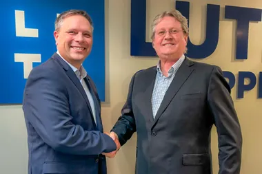 <p>Kjetil Sjøeng, vd för Merkur Grafisk och Johannes Stendal på Luth Gruppen som levererar offsetpressen från Heidelberg.</p>
