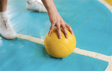 <p>Sponsrar handbollsklubb för att underlätta etablering i ny stad.</p>
