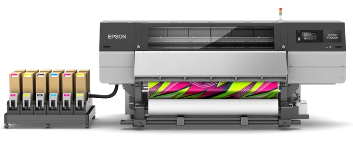 <p>Färgsublimeringsskrivaren Surecolor F11000H, här utrustad med den extra så kallade jumborullen.</p>
